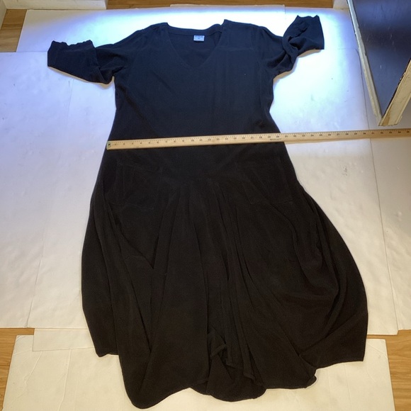 Black, rayon blend long dress. Lg pockets, loose fit, XL. Flattering fit - Picture 5 of 8